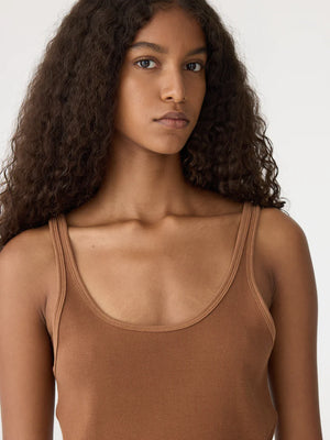 Bassike Slim Scoop Rib tank - Argan